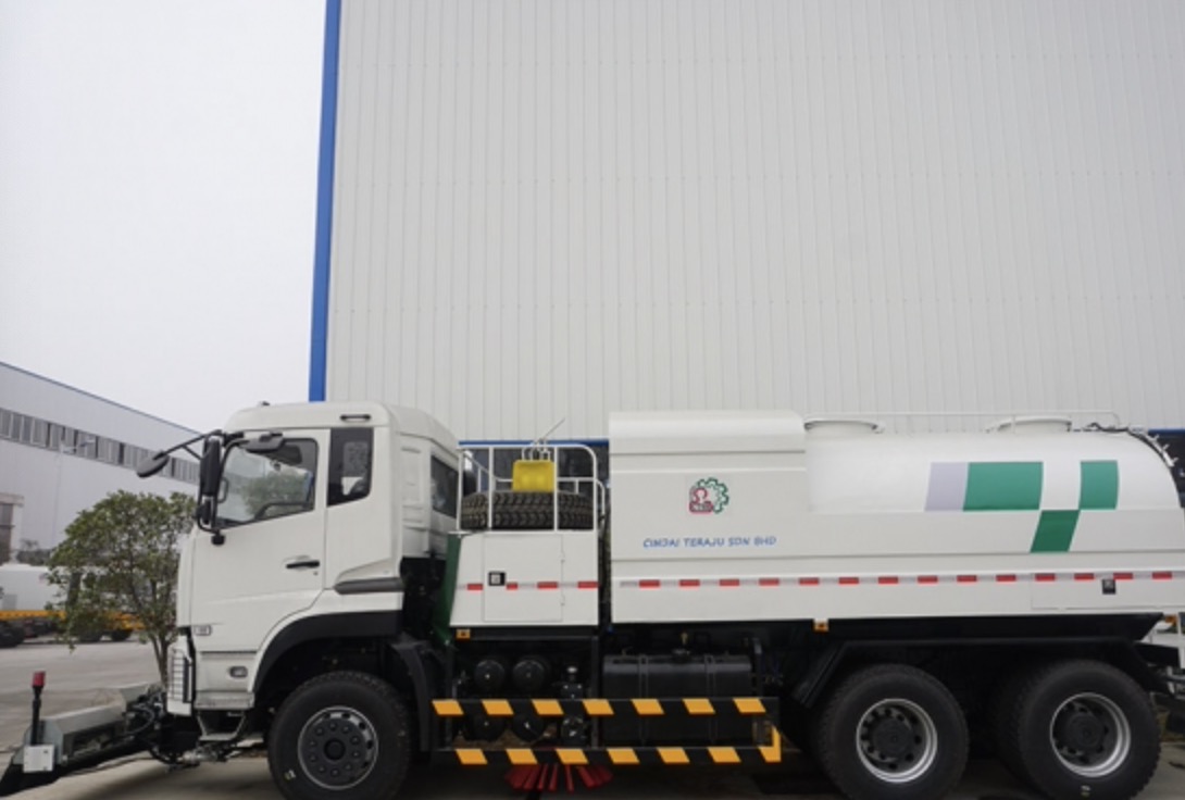 DongFeng KINGLAND 13,000Liters High Pressure WaterSprinkler Truck