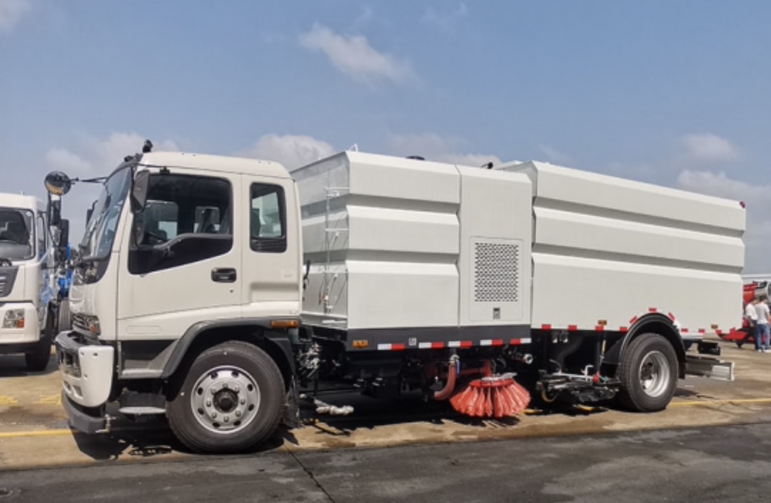 ISUZU FTR High-PressureWashing cleaning streetVacuum Road sweeper Truck