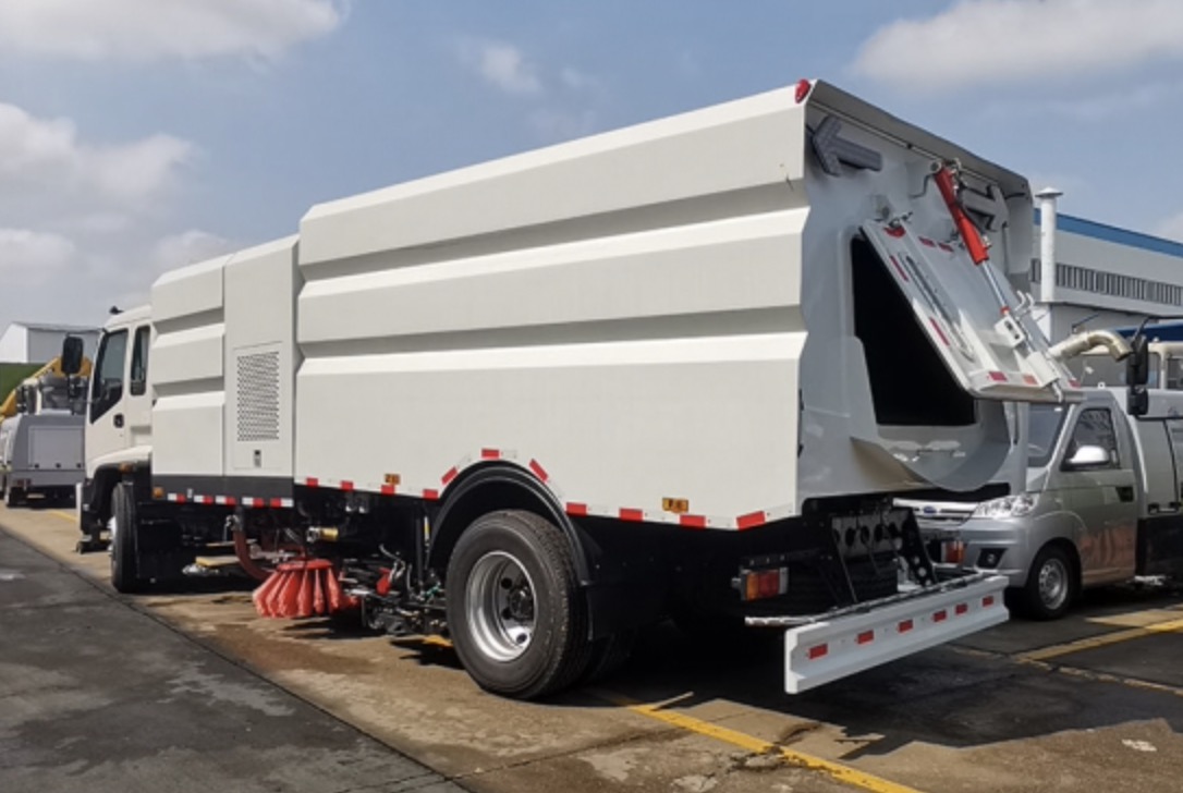 ISUZU FTR High-PressureWashing cleaning streetVacuum Road sweeper Truck