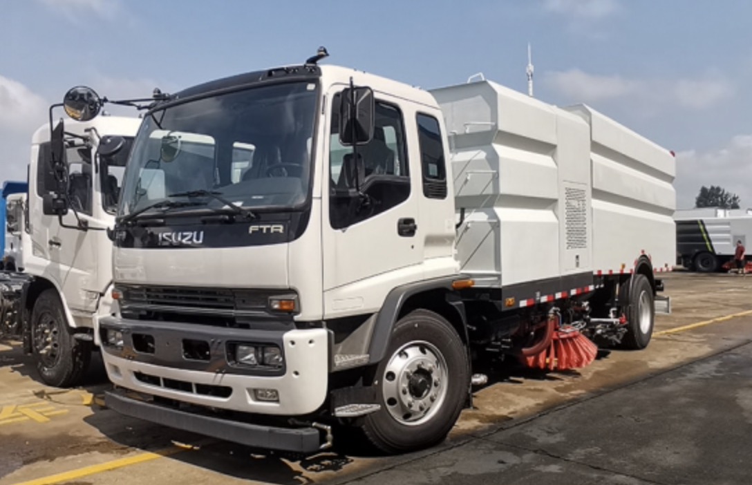 ISUZU FTR High-PressureWashing cleaning streetVacuum Road sweeper Truck