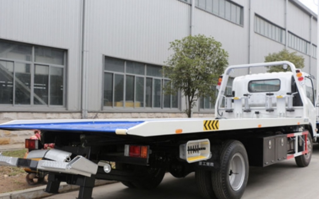 ISUZU 700P 4 Ton FlatbedWrecker Towing Rollback RoadWrecker Truck