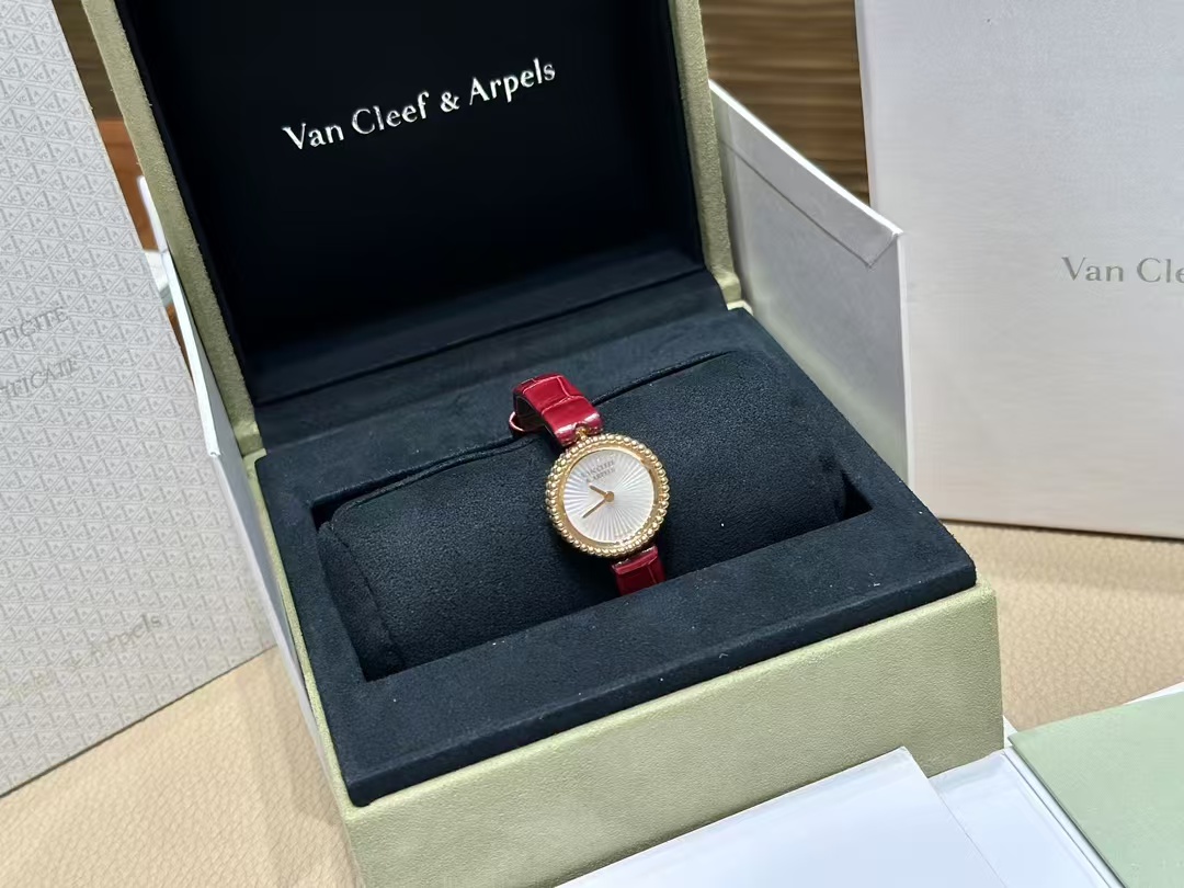 The latest Van Cleef &Arpels Perlee's new work | opens with a brilliant performance